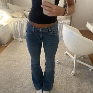 Jeans - Blåa bootcut från Gina tricot, skriv om du har fler frågor😊
