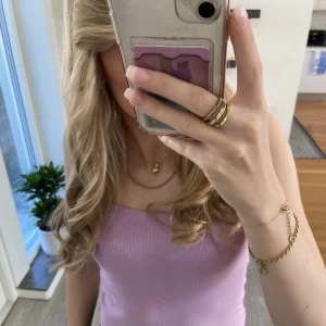 Bandeau från ginatricot  - Säljer denna fina bandeau från Ginatricot! Använd 1 gång! Nyskick  Silikon remsa som håller upp bandeau inuti!!!😍 Nypris 199kr