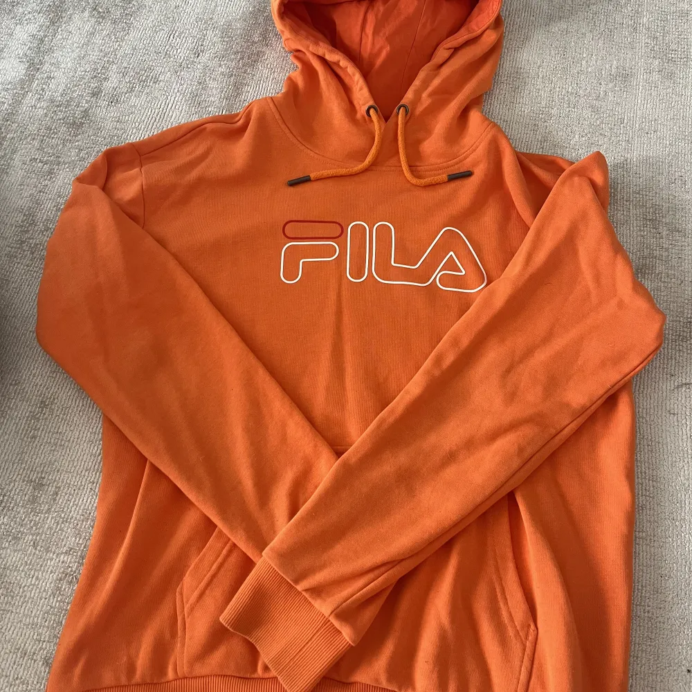 Säljer denna fina fila hoodien som aldrig är använd. Passformen skulle jag vilja säga är lite smalare. Storlek: M men passar utmärkt S/XS Tyget är lite tunnare och mjukare . Hoodies.