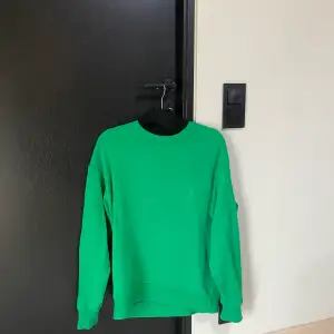 Grön sweatshirt från lindex i storlek Xs, nyskick 200kr