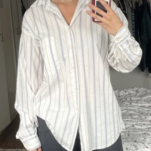 Hugo Boss skjorta  - Vit-blå-brun randig vintage Hugo Boss skjorta. Oversized så passar allt från S-XL beroende önskad passform. Mycket bra skick. 