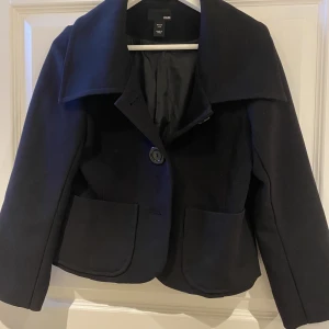 kort kappa - En kort snygg svart höstkappa✨ använd fåtal gånger och i mycket bra skick! 