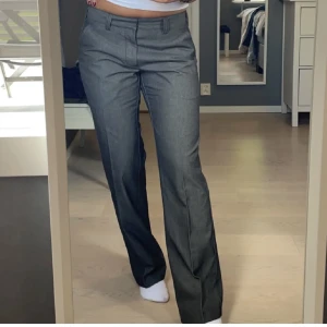 Grå kostymbyxor  - Från secondhand 