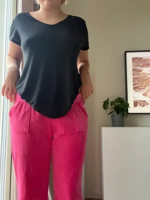 Rosa juicybyxor - Supergosiga juicy byxor i jättebra skick. Säljer då jag inte gillar färgen så mycket därav använda Max 5 gånger