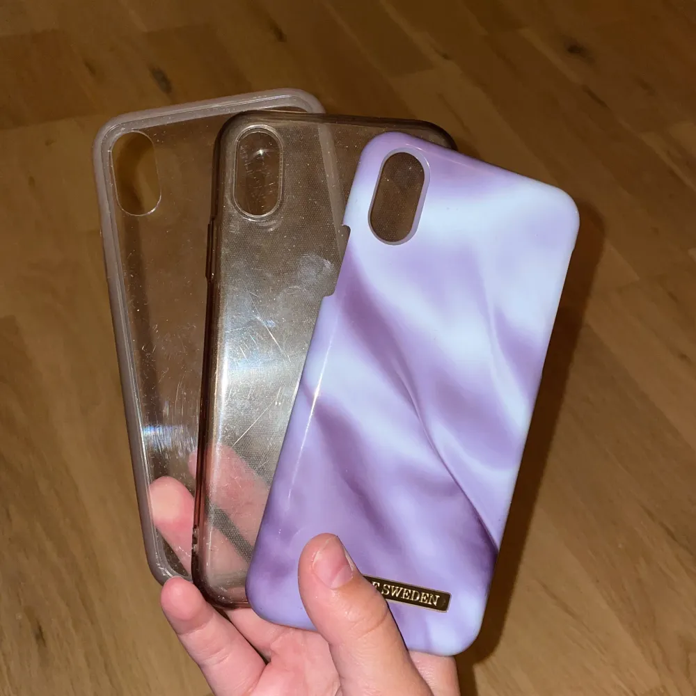 Tre skal till iPhone xs, ett som är idealofsweden och två genomskinliga det ena genomskinliga har en rosa kant runt hela. Dom säljs tsm för 99kr. Accessoarer.