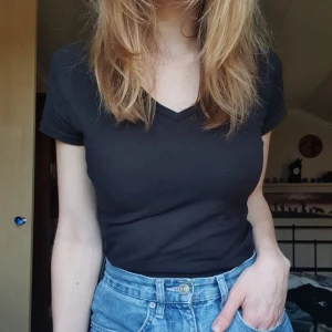 Svart v-neck  - Storlek XS  Säljer över 100 plagg!  Stor mängdrabatt när du köper fler saker! Köp 3(+) plagg 15% rabatt. Köp 5(+) plagg 20% rabatt. Köp 10 (+) plagg 25 % rabatt. Köp 15 (+) plagg 30 % rabatt. 