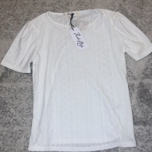 Jätte söt blus köpt i Spanien!  - Prislappen kvar och aldrig använd! Orginal pris 25 euros vilket motsvarar typ 295 sek, kontakta mig med vad du hade kunnat betala💗