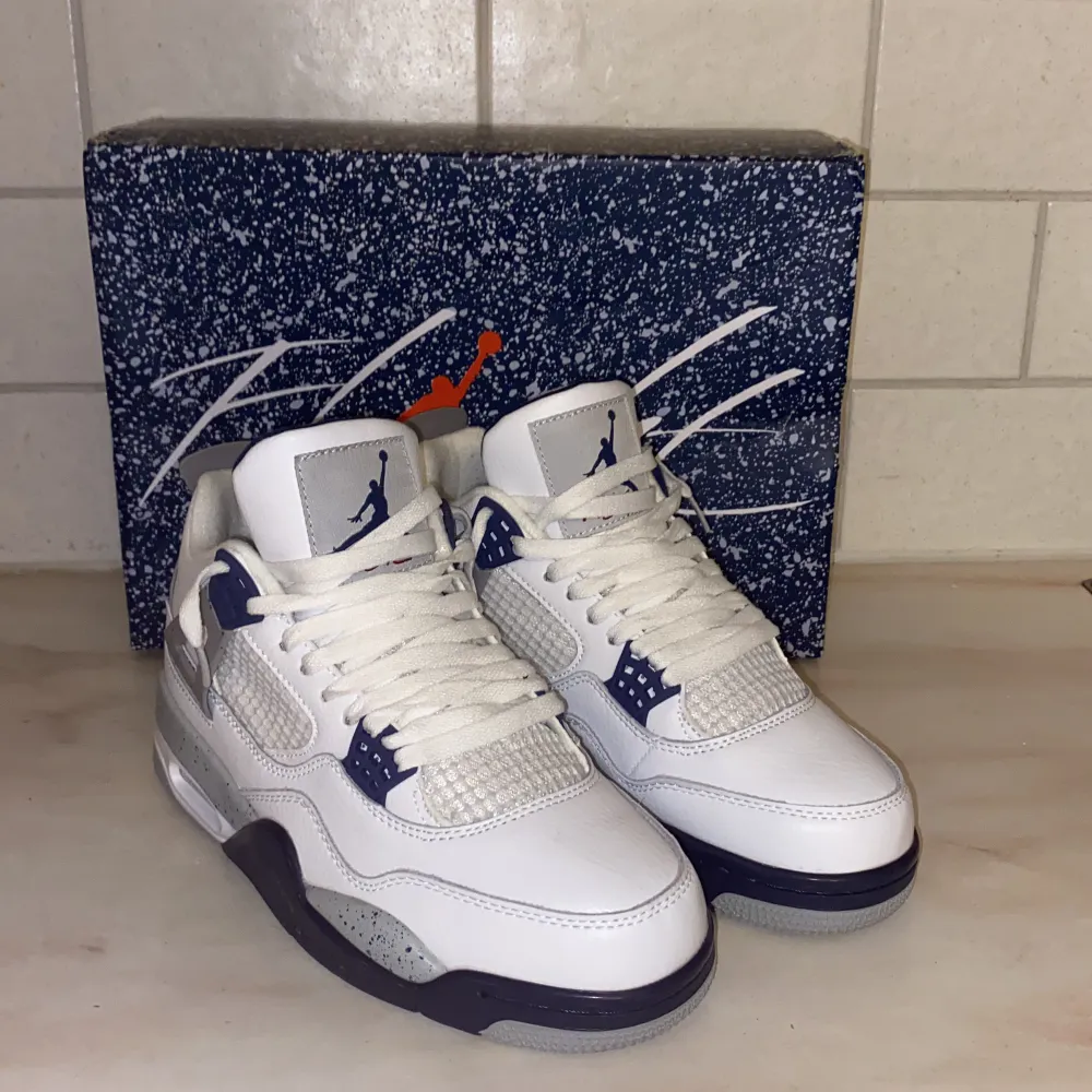 Hej, jag säljer dessa Air Jordan 4 Retro 'Midnight Navy' för att den är för små, dessa skor är storlek 40,5 och är helt nya, om du är intresserad så skriv privat och för närmre bilder osv. Köpta för 3000kr. Skor.