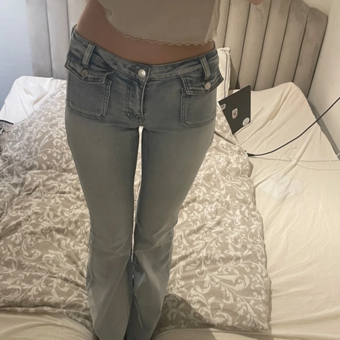 Låg midja det är jeans med fickor fram  - 91