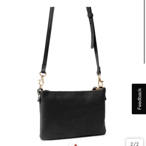 NY väska  - Ny väska från Åhléns med prislapp kvar. Guldkedja (svårt att få det guldiga med på bild pga ljuset reflektion). Givetvis ej använd. Kan mötas upp i Göteborg eller frakta. 