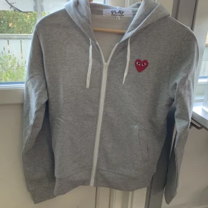 Comme des garçons - Tja!  Säljer min riktigt feta cdg zip-up tröja då den tyvärr blivit för liten, använd fåtal gånger. Skriv om ni har några frågor☺️