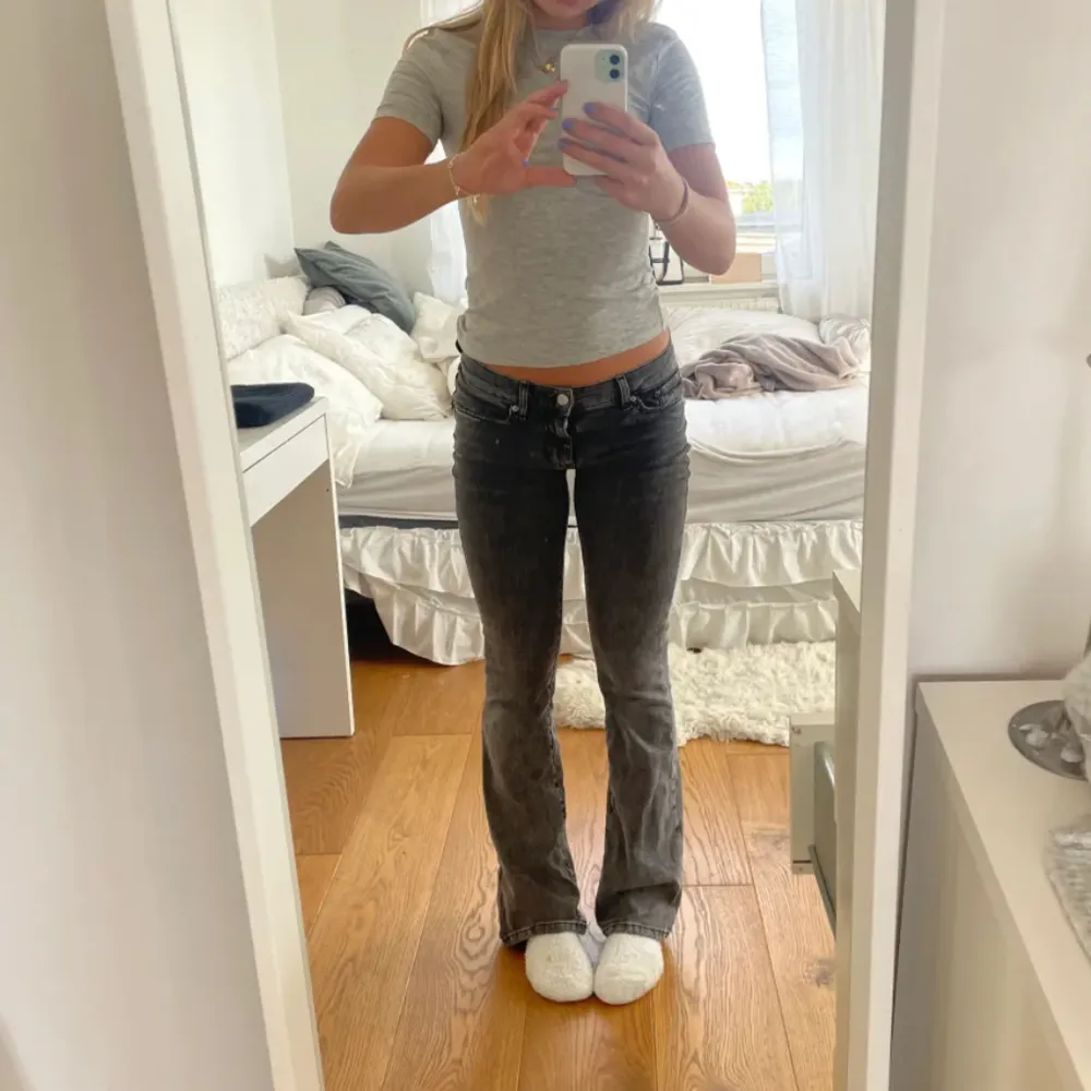 As snygga jeans💕bra skick, stretchiga så skulle eventuellt passa som en 34. Lånad bild. . Jeans & Byxor.