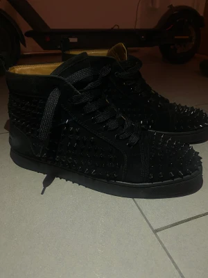 Louboutin - Herr louboutin i strl 43.  Köptes för 13500 kr. Kan gå ner i pris vid snabb affär 🥰