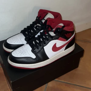 Jordan 1 Mid - Säljer mina Jordans i mycket bra skick. De är i storlek 44 och du får såklart med box vid köp. Kom gärna dm för fler bilder på skorna.