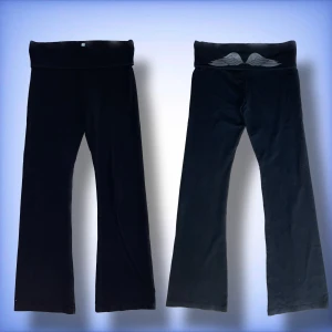 PINK Victoria secret yoga byxor - Ett par fina eftertraktade PINK yoga byxor från Victoria secret i ett jätte fint skick! Designen är 2 silvriga vingar, se på första bilden☺️🪙 hör av dig om du har frågor! (Det är storlek L men är bara smått förstora för mig som brukar ha S)