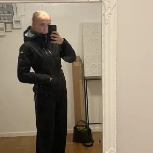 Skid/vinter jacka - En skidjacka från Mckinley jätte skön och praktiskt! Har en ficka i ärmen och inuti jackan för liftkort. Luvan går att ta av. Inga skador på jackan. Priset går att diskuteras! 💞