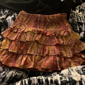 Zara kjol  - hej, jag säljer nu denna kjol då den är för liten. tryck inte på köp nu innan man har kontaktat mig