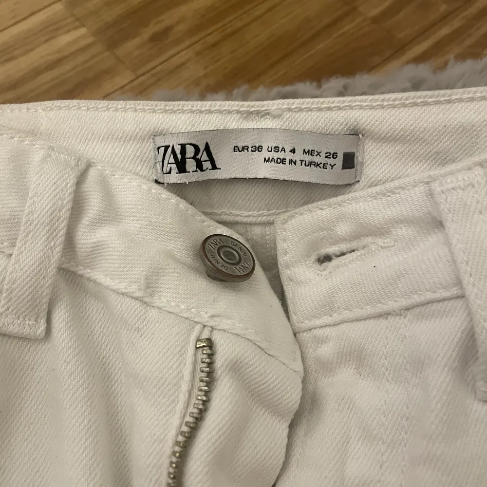 Zara jeans med slits i storlek 36 , fint skick. Nypris 399. Jeans & Byxor.