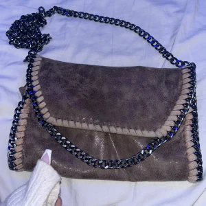 Vacker brun väska - Brun väska me kedja runt, rött inuti. Säljer för 380 💕