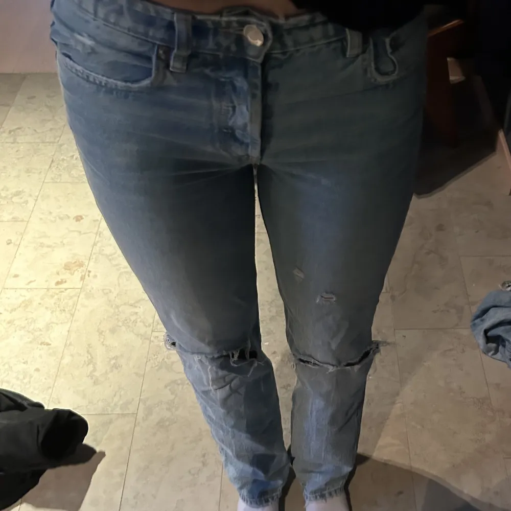 Raka Zara jeans med hål och slitningar i storlek 36. Jeans & Byxor.