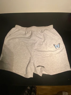 Snygga mjukis shorts🤍 - Fina, bekväma, och bra skick. Säljer pga att det inte kommer till användning helt enkelt🩶 Frakten betalas själv, inga defekter. 