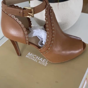 Michael kors klackar -  Nya Bruna klackar i st 38 I skinn.  