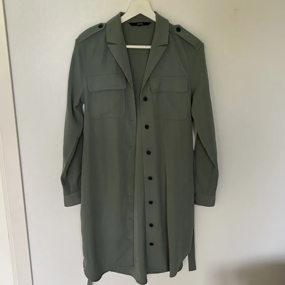 Trenchcoat/skjortklänning från Veromoda i strl 34, men passar även 36. Super fint skick 💕. Skjortor.