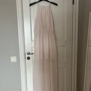 Rosa lång klänning med slits 