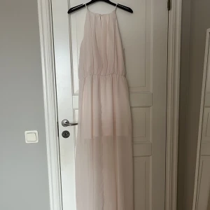 Rosa klänning  - Rosa lång klänning med slits 