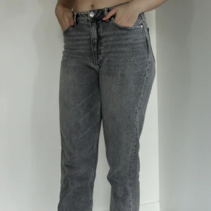 Grå jeans - Grå raka jeans från Only. Använda en gång så är som nya.