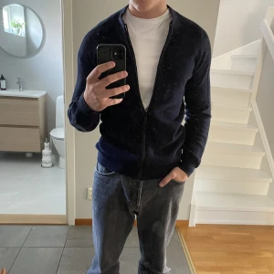 Zara ziptröja  - Skön mörkblå ziptröja från Zara. Storlek S och är i fint skick!