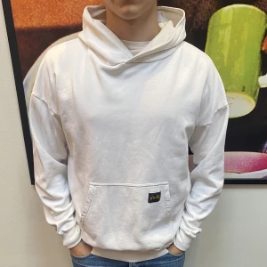 Vit Hoodie - Skön vit hoodie från märket Stan Ray. Sparsamt använd och därmed i bra skick. Storlek M/L. Modellen är 183cm och väger 75kg. Pris kan diskuteras. Hör av dig vid frågor och funderingar!