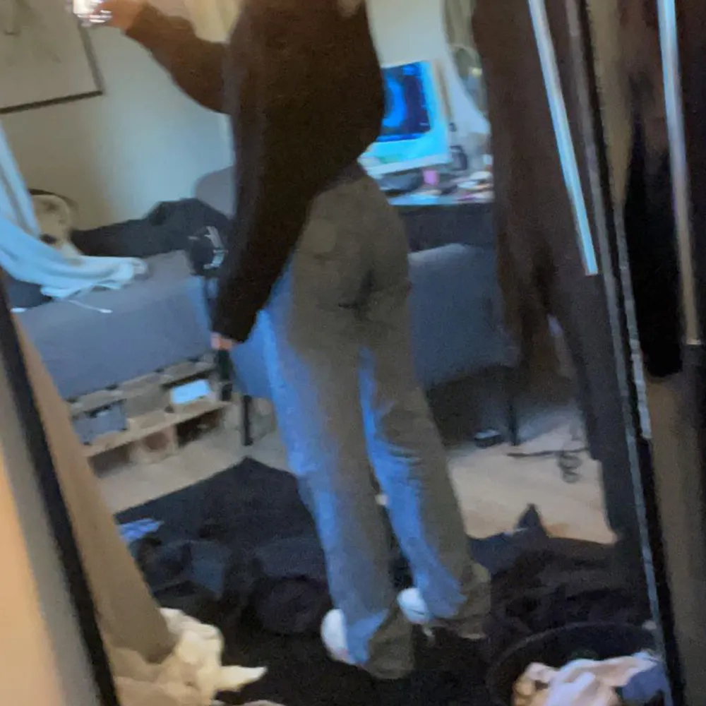 Storlek 34, blå high waist jeans från bikbok, är 165 så dem är lite lång på mig men dem sitter hur bra som helst. . Jeans & Byxor.