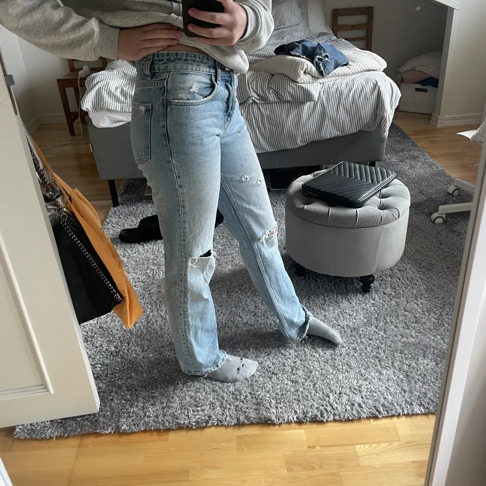 Säljer nu mina Zara jeans! Jag skulle säga att dom är low/mid Rise. Dom är i jätte bra skick då dom har använts sparsamt! Jag är 174 och brukar ha storlek S. . Jeans & Byxor.