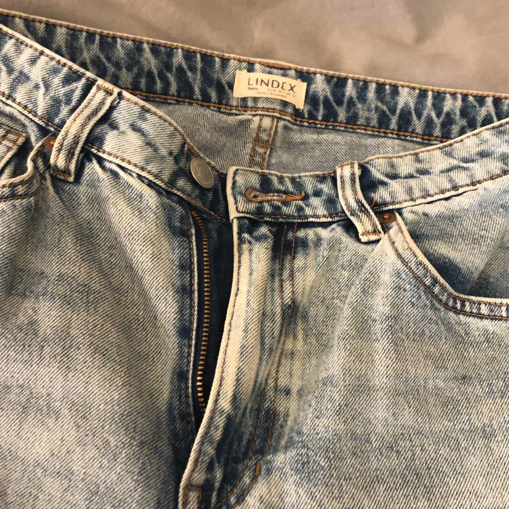 Superfina jeans från Lindex säljes Storlek 38,de är i fint skick❤️Modellen ”Betty”   Säljer de för att de inte kommer till användning,köpare står för frakten . Jeans & Byxor.