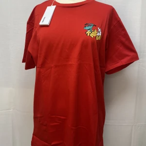 Tres Bien  - Helt ny Tres Bien tröja. Väldigt bra kvalite på materialet och skönt att ha på sig. Nypris ca 1800. Har i storlekar från S-L. 