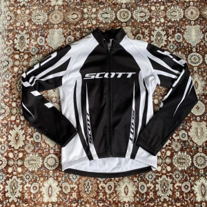 Ziphoodie - En sjukt cool ziphoodie i unikt mönster. Inga skador på tröjan alls och väldigt skönt material 