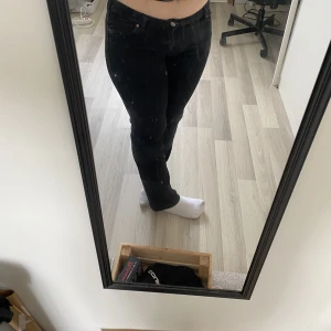 Lågmidjade svarta jeans - Säljer dessa svarta lågmidjade jeans då dem inte används. Jätte sköna och håller sig bra i midjan💖