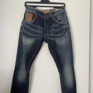 Supercoola jeans från Pepe Jeans med läderdetaljer och nyskick. Rak modell med längre ben, passar en XS/S beroende på hur man vill ha dom🥰🪩