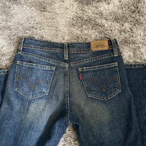 Vintage Low waist Levis jeans🔥 - Säljer vintage low waist bootcut jeans från 90-talet. Modellen är 518 och dom säljs inte längre💗 Innerben: 80cm  Waist: 38 rakt över🌺 Dom är i använt men bra skick och inga defekter. Köpta för 1500kr💕