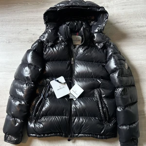 Svart Moncler Maya - Storlek 3, 9/10 skick, kvitto, tags och påse medföljer, BIN 7999kr, tar emot bud också!