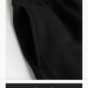 Svarta mjukisbyxor - Svarta mjukisbyxor från hm. Assköna men jag använder juicy istället. Byter eller säljer för 150💋