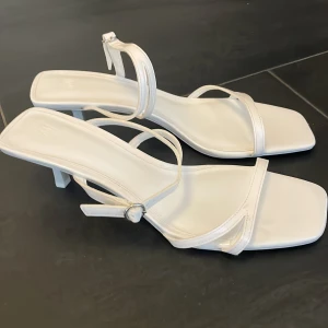 Kitten heel klackar - Superfina klackar ca 4cm klack. Helt oanvända o superfina i modellen. Passar storlek 40! 