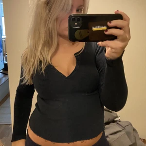 Tröja ifrån brandy melville - Superfin mörkblå finstickad tröja med lite slitningar nedtill. Onesize men skulle säga passar S-M