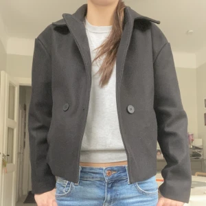 svart kappa - säljer denna jätte snygga svarta kappan🥰🥰 perfekt nu till hösten. Vet tyvärr inte märke. I nyskick kommer inte användning Köptes för 420kr o därför säljer jag den för 355kr +frakt