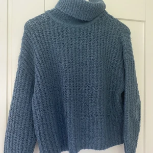 Blå stickad polotröja  - Så fin blå stickad polotröja från Gina Tricot som tyvärr inte kommer till användning för mig längre. 