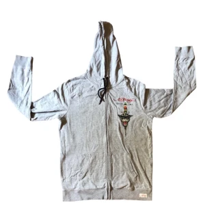 Ed Hardy kofta - Säljer denna ed Hardy kofta då den inte kommer till användning. Det står XL men passar mer som en L eller M.