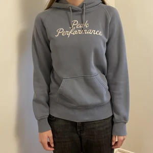 Hoodie - Fin hoodie från peak performance. Storlek M men passar mig som vanligtvis bär S.
