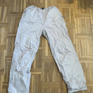 Cargobyxor - Skit snygga cargobyxor!  Beiga o sitter som en smäck bara inte kommit till användning! Går att justera vid midja och vid fötter! Kom privat för mer bilder eller frågor😇