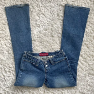 Lågmidjade Bootcut jeans  - Levis jeans i modellen too superlow, i nästintill nyskick! Stretchiga och sköna, formar kroppen bra. Innerbenslängd:82 midjemått:35 (sträcker sig) vill du köpa trycker du på ”köp nu” postar samma dag eller dagen köp! Finns annonsen kvar finns Jensen kvar